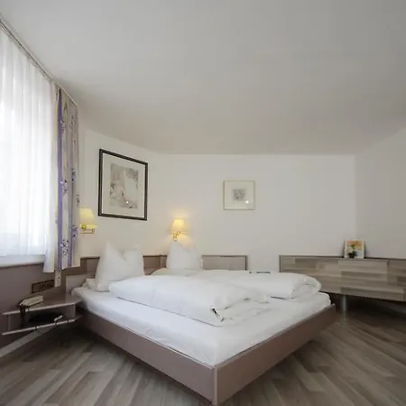 Otel Goldener Anker 3*